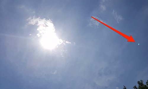 Mysterious blue crescent decoding in many photos of total eclipse in America Picture 2