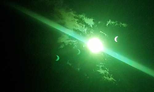 Mysterious blue crescent decoding in many photos of total eclipse in America Picture 3