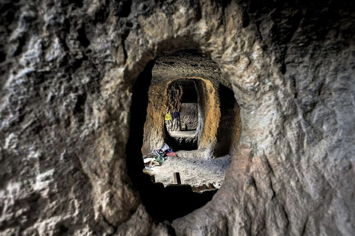 Mysterious mysteries of 2000-year-old caves on the precipice of 50m high in Nepal Picture 3