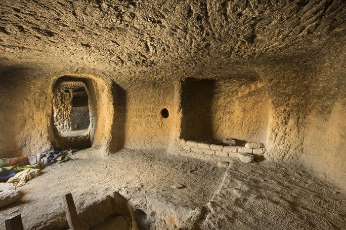 Mysterious mysteries of 2000-year-old caves on the precipice of 50m high in Nepal Picture 5