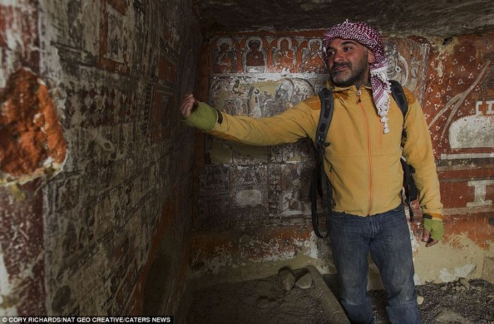 Mysterious mysteries of 2000-year-old caves on the precipice of 50m high in Nepal Picture 6