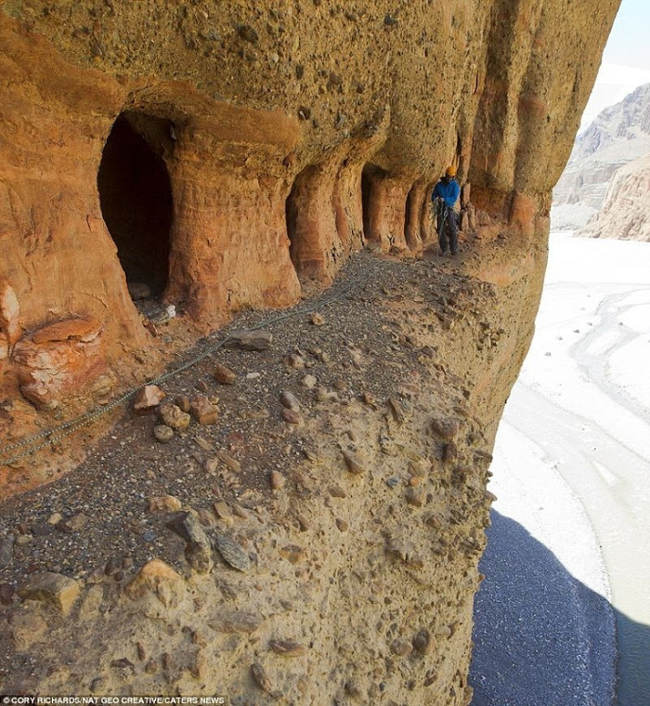 Mysterious mysteries of 2000-year-old caves on the precipice of 50m high in Nepal Picture 7