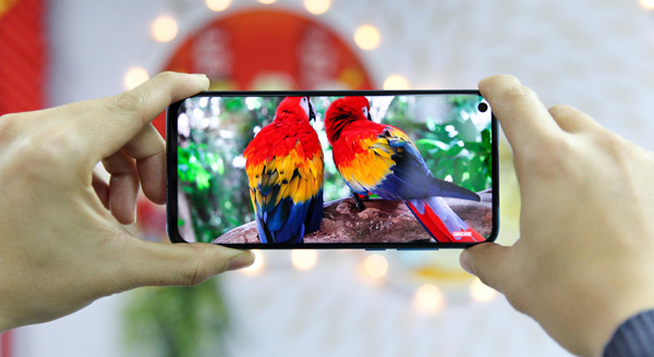 New and breakthrough technologies will appear on high-end smartphones of 2019 Picture 2