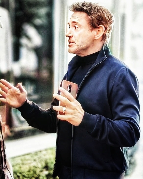OnePlus 8 Pro shows up in the hands of 'Iron Man' Robert Downey Jr. Picture 1