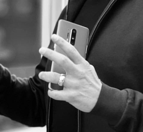 OnePlus 8 Pro shows up in the hands of 'Iron Man' Robert Downey Jr. Picture 2