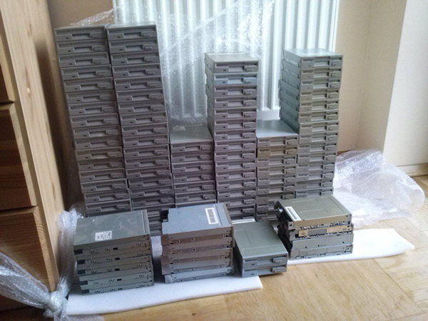 Only with a pile of old-fashioned hard drives, he successfully crafted the legendary 100% American song. Picture 1