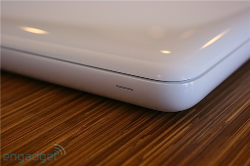 Open the new Apple Macbook plastic case Picture 11