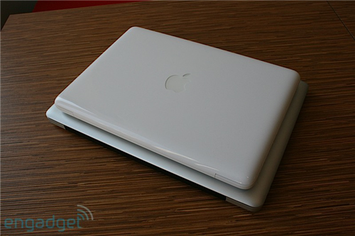 Open the new Apple Macbook plastic case Picture 16