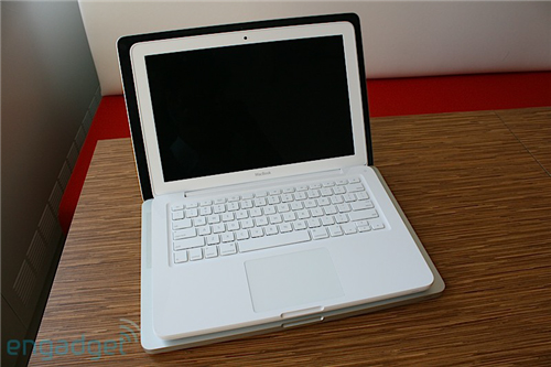 Open the new Apple Macbook plastic case Picture 17