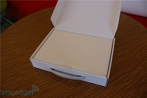 Open the new Apple Macbook plastic case Picture 2