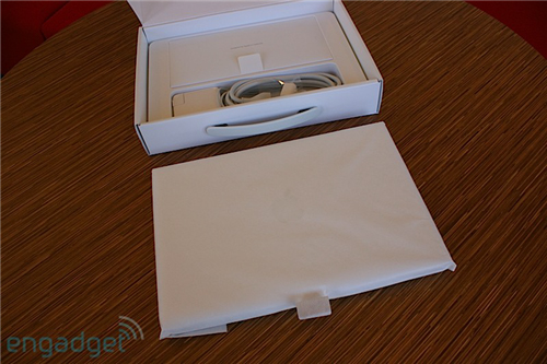 Open the new Apple Macbook plastic case Picture 3