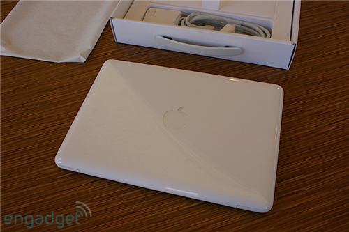 Open the new Apple Macbook plastic case Picture 4