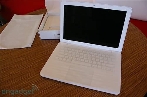 Open the new Apple Macbook plastic case Picture 5
