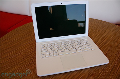 Open the new Apple Macbook plastic case Picture 6