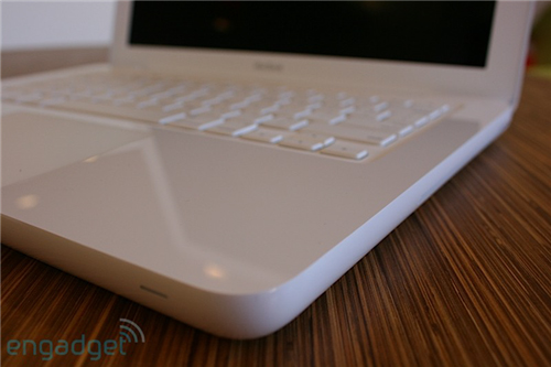 Open the new Apple Macbook plastic case Picture 9