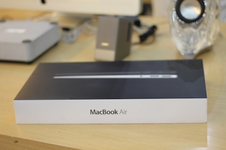 Open the ultra-thin MacBook Air 2010 laptop box in Vietnam Picture 2