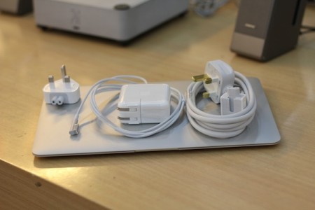 Open the ultra-thin MacBook Air 2010 laptop box in Vietnam Picture 3