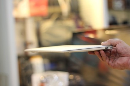 Open the ultra-thin MacBook Air 2010 laptop box in Vietnam Picture 5