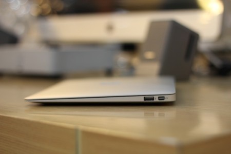 Open the ultra-thin MacBook Air 2010 laptop box in Vietnam Picture 6
