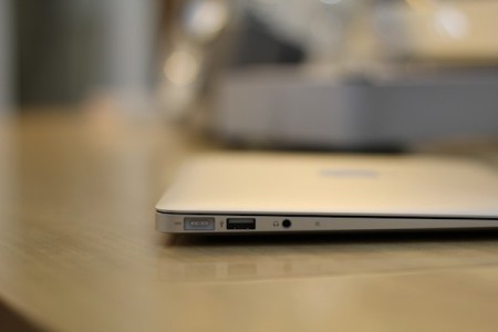 Open the ultra-thin MacBook Air 2010 laptop box in Vietnam Picture 7