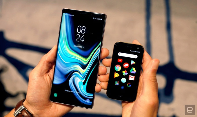 Palm revived with a tiny phone model just by ATM card Picture 1