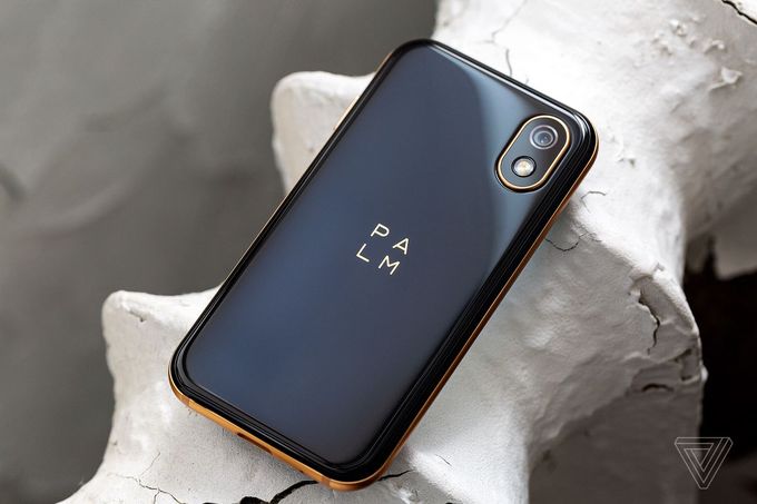 Palm revived with a tiny phone model just by ATM card Picture 10