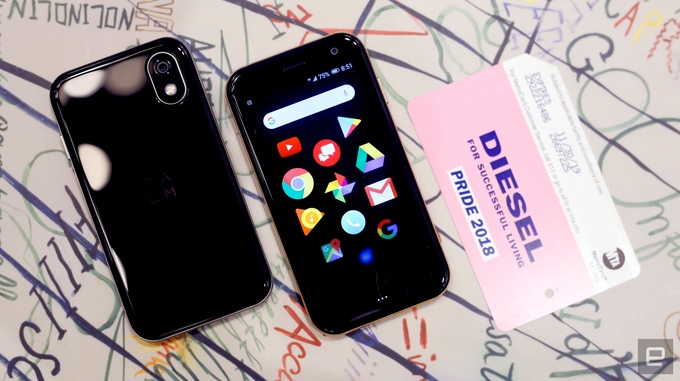 Palm revived with a tiny phone model just by ATM card Picture 2