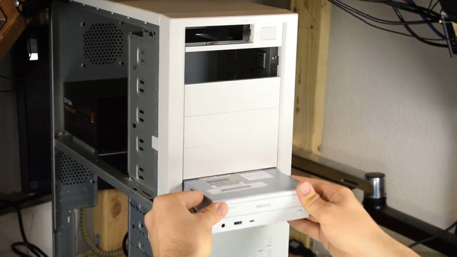 People playing old-fashioned components were born 20 years ago to assemble computers running Windows 98 Picture 10