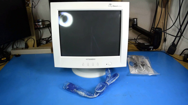 People playing old-fashioned components were born 20 years ago to assemble computers running Windows 98 Picture 6