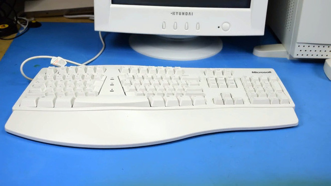 People playing old-fashioned components were born 20 years ago to assemble computers running Windows 98 Picture 7