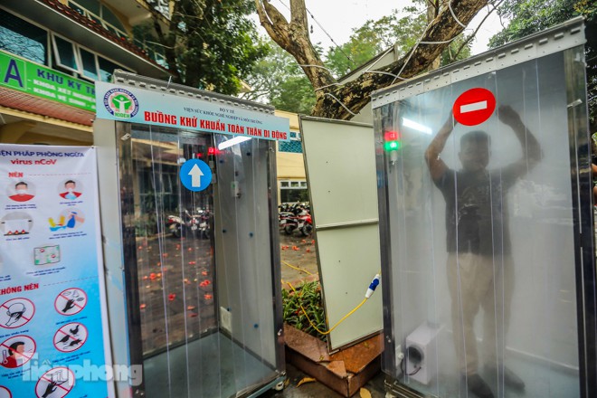 Portable full body disinfection chamber appears in Hanoi Picture 3