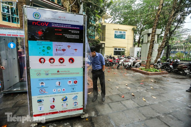 Portable full body disinfection chamber appears in Hanoi Picture 4