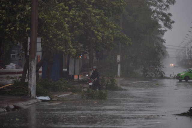 Principles for traveling on the road to ensure safety in stormy days Picture 2