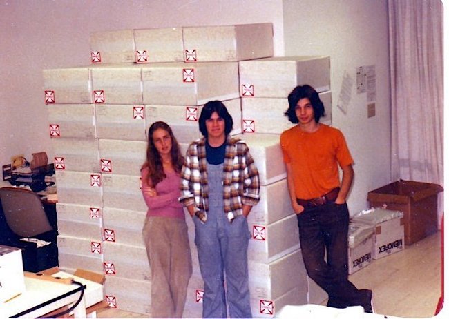 Rare photos of the first days of Apple Picture 2
