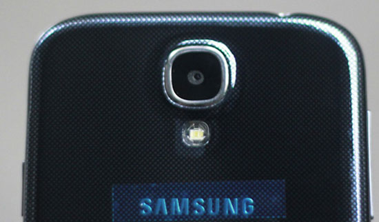 Real pictures of Galaxy S4 and iPhone 5 Taiwan in Vietnam Picture 5