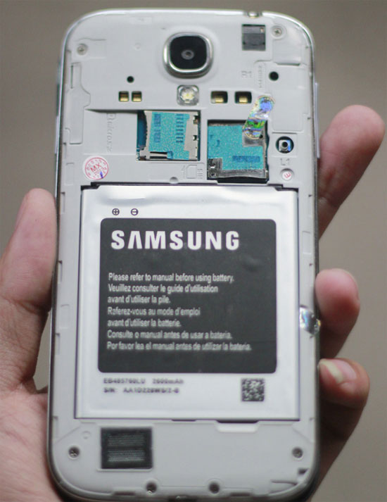 Real pictures of Galaxy S4 and iPhone 5 Taiwan in Vietnam Picture 7