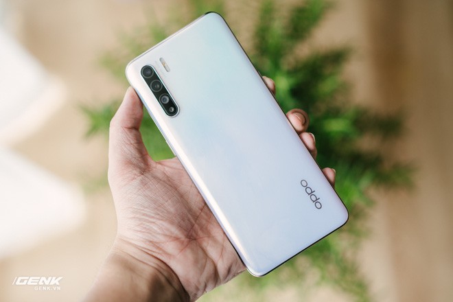 Reviews OPPO Reno3: Elegant design, 4 rear cameras, water drop screen Picture 4
