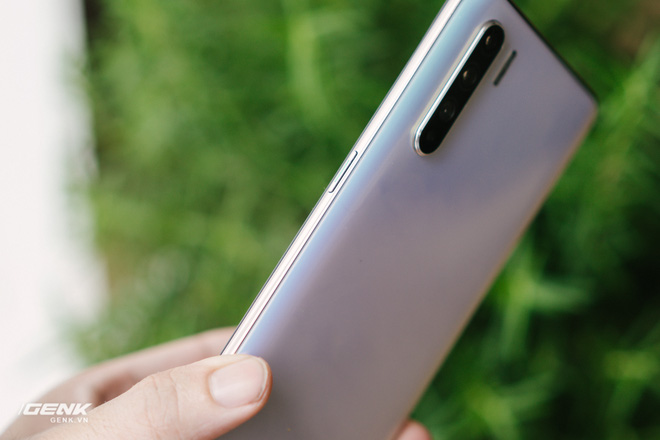 Reviews OPPO Reno3: Elegant design, 4 rear cameras, water drop screen Picture 8