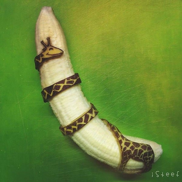 Round eyes with artworks made from bananas Picture 1