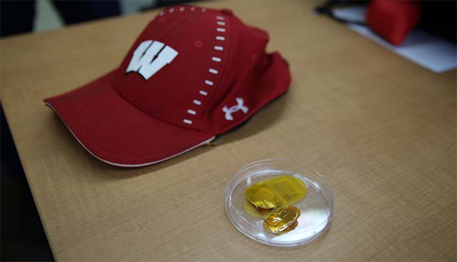 Scientists have invented a 'magic hat' that can ward off male pattern baldness Picture 3