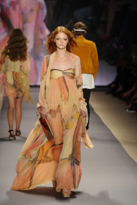 Second generation HP Vivienne Tam netbook on the catwalk Picture 6