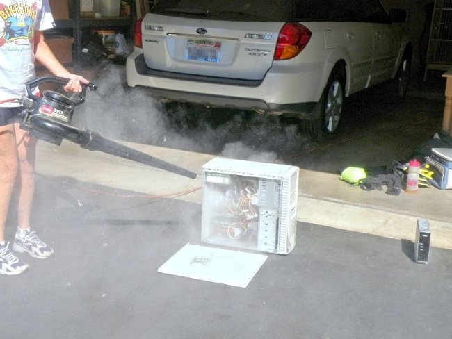 See close-up of nightmare computers for every warranty worker Picture 18