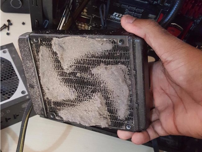 See close-up of nightmare computers for every warranty worker Picture 3