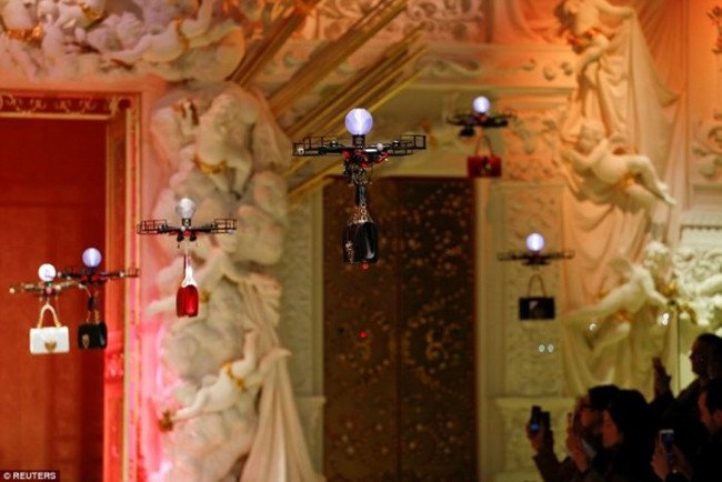 See non-model fashion show with the support of technology equipment Picture 2