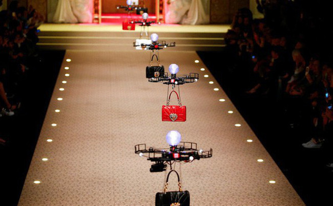 See non-model fashion show with the support of technology equipment Picture 9