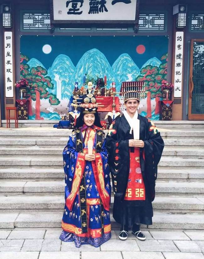 See traditional wedding dresses of countries around the world Picture 16