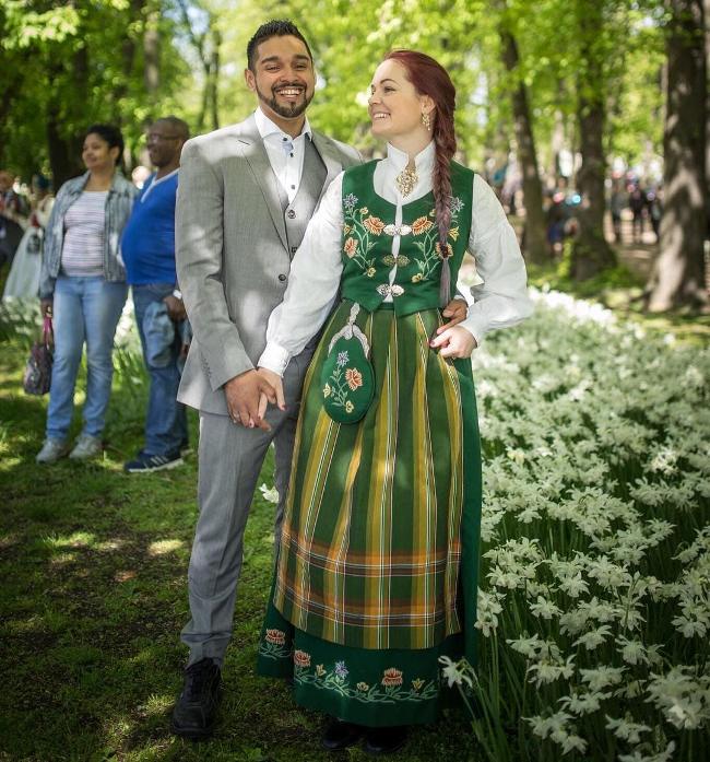 See traditional wedding dresses of countries around the world Picture 17