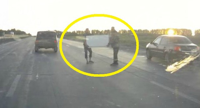 Shiver of strange scenes: The two men carrying the fridge cross the shocking highway Picture 1