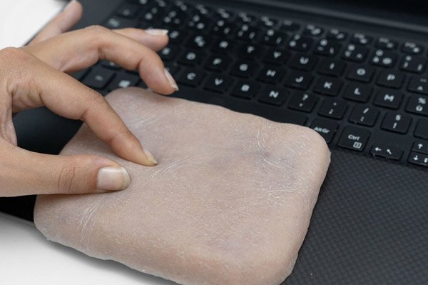 Shiver with an artificial leather phone case, which can understand gestures and touches of the user's face Picture 2
