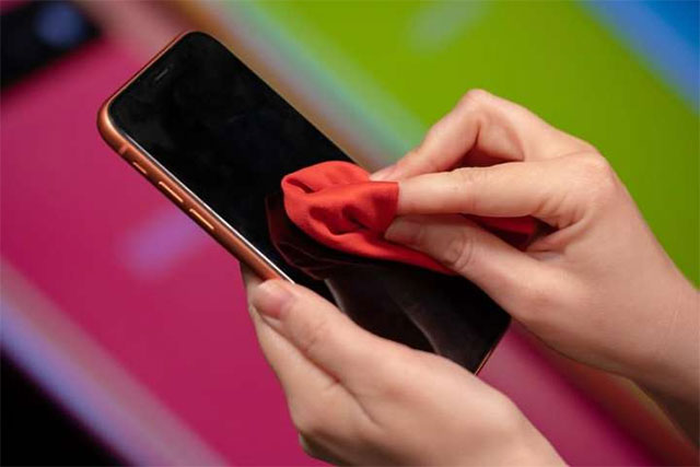 Should iPhone clean with alcohol or water? Picture 1